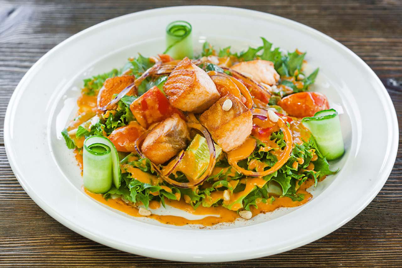Теплый салат с лососем и кедровыми орешками под пикантным соусом