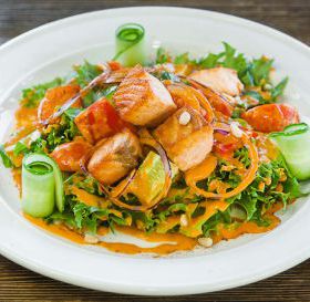 Теплый салат с лососем и кедровыми орешками под пикантным соусом
